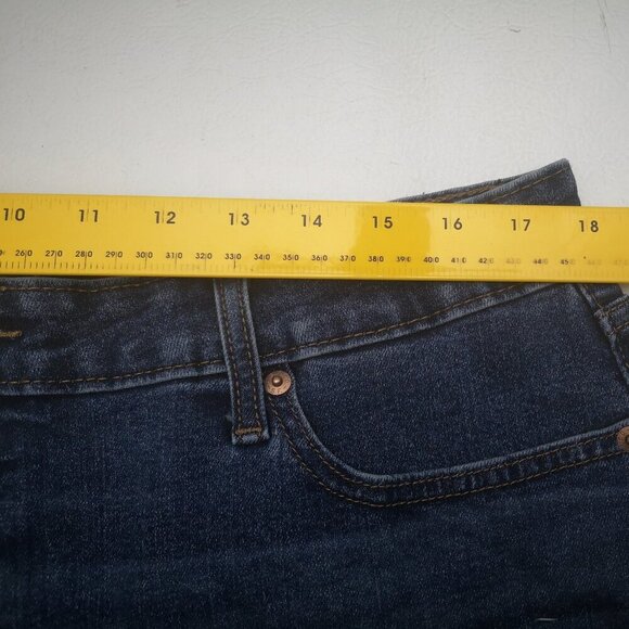 Denizen from Levi's Ladies Size 33 Mid Rise Medium Wash Jean Shorts - Picture 11 of 13